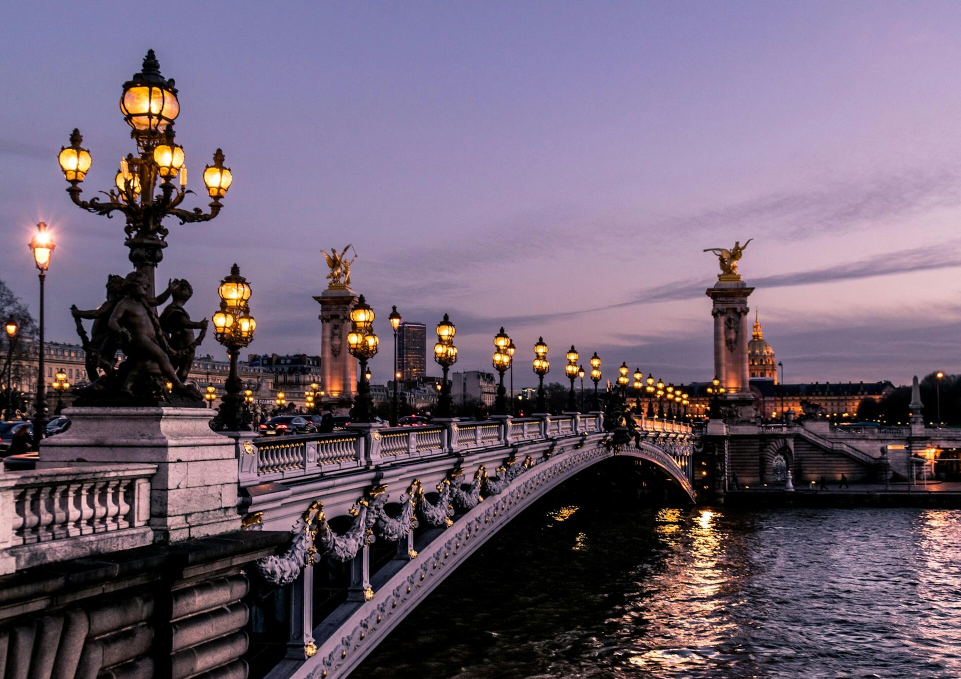 Le pont Alexandre III à Paris au crépuscule